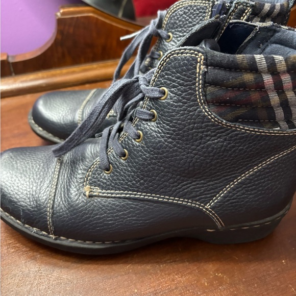 Clark’s Women’s Navy Leather boots Sz6.5 rubber sole - Picture 2 of 6